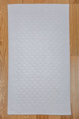 Beyaz banyo havlusu% 100 Cotton Terry Havluları beyaz arka planda izole edildi. Banyo aksesuarları. Üst görünüm.