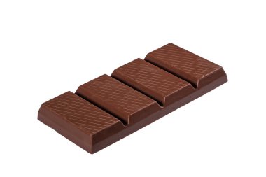 Kakao ve siyah çikolata. Beyaz arka planda izole edilmiş kırık siyah çikolata yığını..