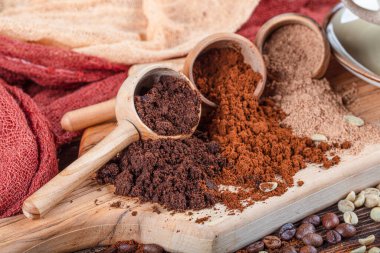 Geleneksel Türk kahve içeceği konsepti. Taze ve lezzetli Türk kahvesi sunumu. Duble Türk kahvesi, çeşitli kavrulmuş ve ahşap kaşıklarda kahve çekirdekleri..