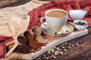 Geleneksel Türk kahve içeceği konsepti. Taze ve lezzetli Türk kahvesi sunumu. Duble Türk kahvesi, çeşitli kavrulmuş ve ahşap kaşıklarda kahve çekirdekleri..