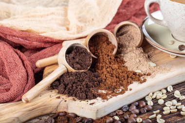 Geleneksel Türk kahve içeceği konsepti. Taze ve lezzetli Türk kahvesi sunumu. Duble Türk kahvesi, çeşitli kavrulmuş ve ahşap kaşıklarda kahve çekirdekleri..