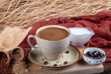 Geleneksel Türk kahve içeceği konsepti. Taze ve lezzetli Türk kahvesi sunumu. Duble Türk kahvesi, çeşitli kavrulmuş ve ahşap kaşıklarda kahve çekirdekleri..