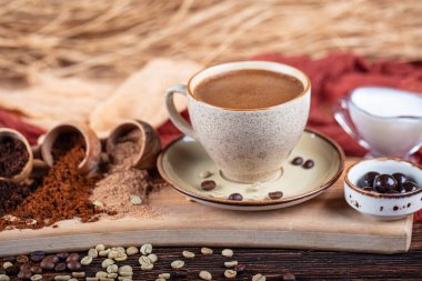 Geleneksel Türk kahve içeceği konsepti. Taze ve lezzetli Türk kahvesi sunumu. Duble Türk kahvesi, çeşitli kavrulmuş ve ahşap kaşıklarda kahve çekirdekleri..