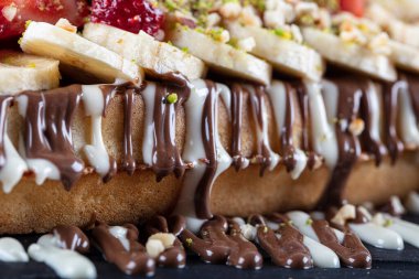 Taze meyve ve krem şanti ile geleneksel Belçika waffle.