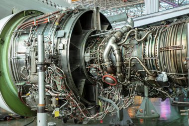 İstanbul, Türkiye - 30 Ekim 2017; Uluslararası Sabiha Gökçen Havalimanı İstanbul Türkiye. Uçak hangarındaki uçak motorlarının mekanik bakımı.