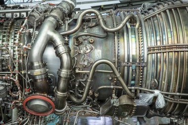 İstanbul, Türkiye - 30 Ekim 2017; Uluslararası Sabiha Gökçen Havalimanı İstanbul Türkiye. Uçak hangarındaki uçak motorlarının mekanik bakımı.