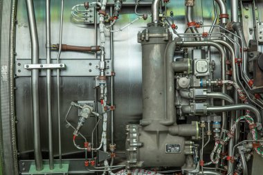 İstanbul, Türkiye - 30 Ekim 2017; Uluslararası Sabiha Gökçen Havalimanı İstanbul Türkiye. Uçak hangarındaki uçak motorlarının mekanik bakımı.