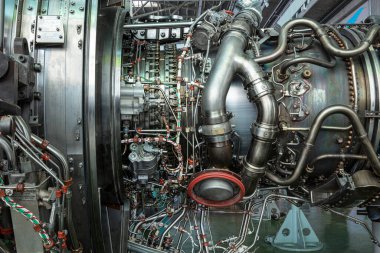 İstanbul, Türkiye - 30 Ekim 2017; Uluslararası Sabiha Gökçen Havalimanı İstanbul Türkiye. Uçak hangarındaki uçak motorlarının mekanik bakımı.