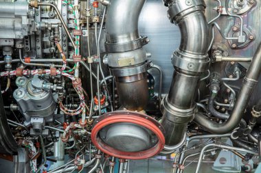 İstanbul, Türkiye - 30 Ekim 2017; Uluslararası Sabiha Gökçen Havalimanı İstanbul Türkiye. Uçak hangarındaki uçak motorlarının mekanik bakımı.