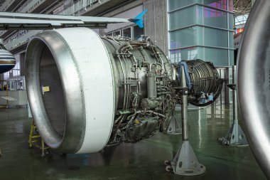 İstanbul, Türkiye - 30 Ekim 2017; Uluslararası Sabiha Gökçen Havalimanı İstanbul Türkiye. Uçak hangarındaki uçak motorlarının mekanik bakımı.