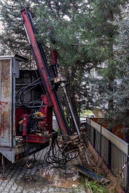 Kendi kendine çalışan Mini sondaj kulesi toprak araştırması için toprağı kazıyor. Test sondajı, yer durumu hakkında bilgi almak için zemin taraması.