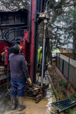 Kendi kendine çalışan Mini sondaj kulesi toprak araştırması için toprağı kazıyor. Test sondajı, yer durumu hakkında bilgi almak için zemin taraması.