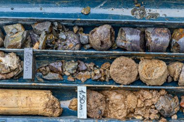 Kendi kendine çalışan Mini sondaj kulesi toprak araştırması için toprağı kazıyor. Test sondajı, yer durumu hakkında bilgi almak için zemin taraması.