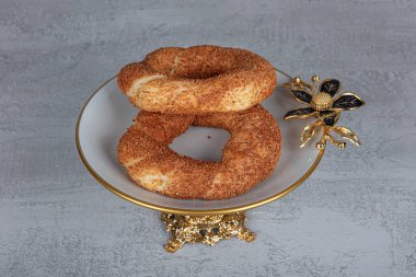 Susamlı simit. Türk hamur işi ürünü. Siyah arka planda susamlı simit. Yakın plan. yerel adı susamli simit