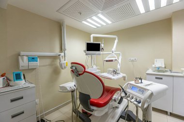Diş hekimi koltuğu. Diş Hizmetleri. Modern diş muayenesi. Dişçi koltuğu ve dişçiler tarafından kullanılan diğer aksesuarlar.