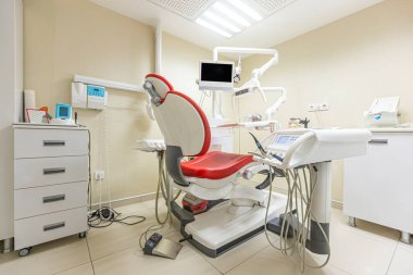 Diş hekimi koltuğu. Diş Hizmetleri. Modern diş muayenesi. Dişçi koltuğu ve dişçiler tarafından kullanılan diğer aksesuarlar.