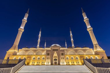 Camlica Camii akşamları mavi saatlerde bir gece görüşüdür, Camlica Camii cumhuriyet tarihinin en büyük camisidir..