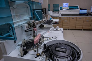 Laboratuvardaki kan testi aletleri. Otomatik biyokimya analizinde kan analizi. Laboratuvar tıbbının kalite kontrolü.
