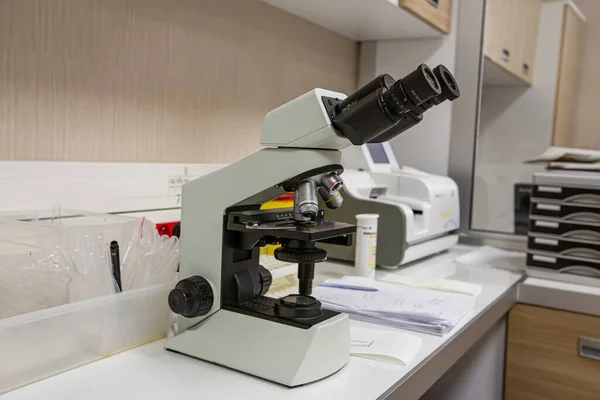 显微镜放在桌上 实验室用化学管和玻璃器皿 科学研究技术 科学和教育 科学实验 研究员 研究概念 — 图库照片