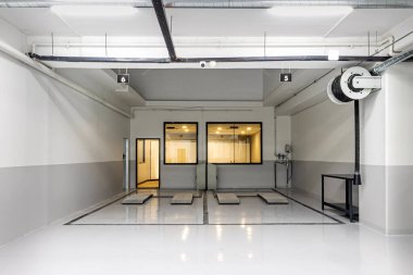 Yeni araba tamir merkezi. Boş araba tamir merkezi. Boş araba galerisinin içi..