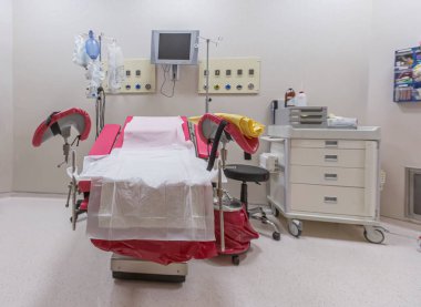 Jinekoloji kliniğinin jinekoloji odasında, genikoloji kliniğinin içinde. Cerrahi doğum koğuşunda doğum koltuğu. Hamile kadınların teftişi için sandalye. Hastanedeki teftiş odasında..
