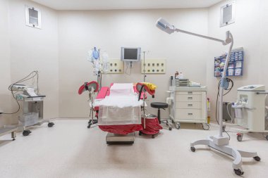 Jinekoloji kliniğinin jinekoloji odasında, genikoloji kliniğinin içinde. Cerrahi doğum koğuşunda doğum koltuğu. Hamile kadınların teftişi için sandalye. Hastanedeki teftiş odasında..