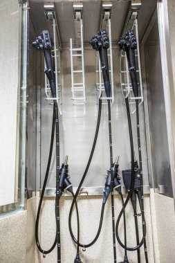 Modern endoskopi ekipmanları. Elektronik video Endoskopi Sistemi. Hasta kanepesi, gastroskopu ve monitörü olan bir standı var..