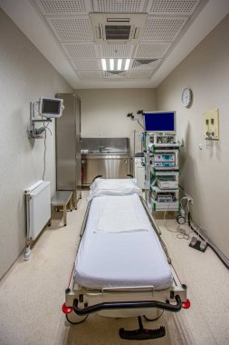 Modern endoskopi ekipmanları. Elektronik video Endoskopi Sistemi. Hasta kanepesi, gastroskopu ve monitörü olan bir standı var..
