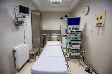 Modern endoskopi ekipmanları. Elektronik video Endoskopi Sistemi. Hasta kanepesi, gastroskopu ve monitörü olan bir standı var..