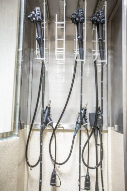 Modern endoskopi ekipmanları. Elektronik video Endoskopi Sistemi. Hasta kanepesi, gastroskopu ve monitörü olan bir standı var..