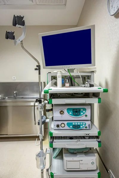 現代の内視鏡機器キット 電子ビデオ内視鏡システム 患者のソファと胃鏡とモニター付きのスタンド — ストック写真