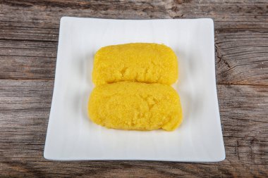Koyu arkaplanda peynirli tatlı. Geleneksel Orta Doğu mutfağı tatları. Peynir helvası. Yerel adı peynir helvasi yada peynir tatlsi