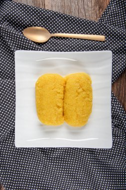 Koyu arkaplanda peynirli tatlı. Geleneksel Orta Doğu mutfağı tatları. Peynir helvası. Yerel adı peynir helvasi yada peynir tatlsi