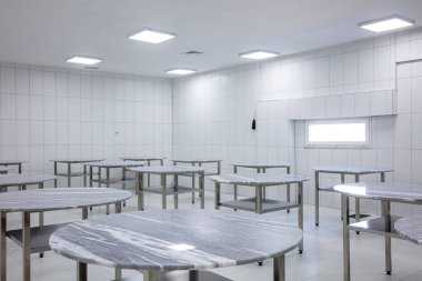 Gıda işleme tesislerinin modernizasyonu, üretim hatları. Taze ürünleri olan ekmek fırını gıda fabrikası üretimi. Hamur işleri için kullanılan mermer masalı yemek fabrikası..