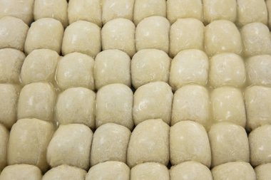 Bir parça Bosna tarzı Burek. Baharatlı et ve soğanla dolu ve fırında pişirilmiş bir hamur işi. Geleneksel Bosna hamur işi manti borek. Türk ismi; Bosnak Mantisi.