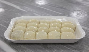 Bir parça Bosna tarzı Burek. Baharatlı et ve soğanla dolu ve fırında pişirilmiş bir hamur işi. Geleneksel Bosna hamur işi manti borek. Türk ismi; Bosnak Mantisi.