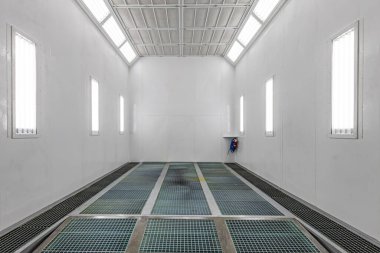 Otomotiv boyacısı. Araba tamirhanesinde boya dolabı. Otomobil servisi konsepti. Filtresi ve iyi ışığı olan bir odada yüksek kaliteli araç resimleri..