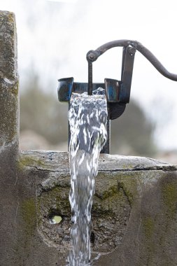 Türkiye 'deki tarladan su çekmek için kullanılan eski pompa. Retro iyi pompa, eski manuel su pompası (kaldıraç). Klasik dökme demir su pompası. 4K video çekimi.