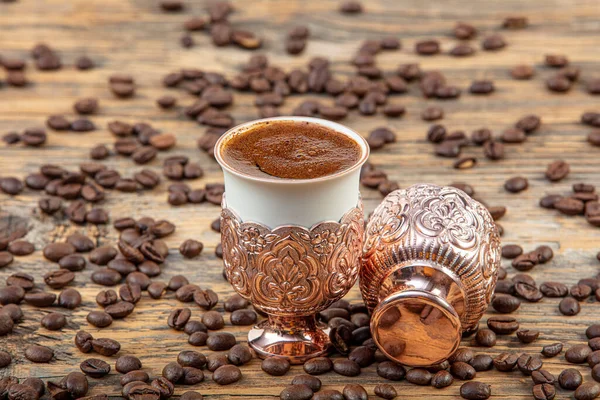 Schwarzer Türkischer Kaffee Kupfertasse Und Geröstete Kaffeebohnen Verstreut Auf Einem — Stockfoto