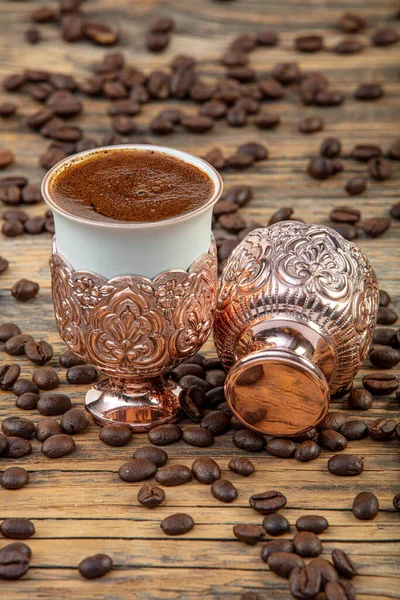 Zwarte Turkse Koffie Koperen Beker Gebrande Koffiebonen Verspreid Houten Tafel — Stockfoto