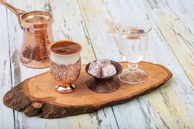 Türk kahve konsepti, kahve çekirdekli kahve. Türk kahvesi ve Türk lokumu.