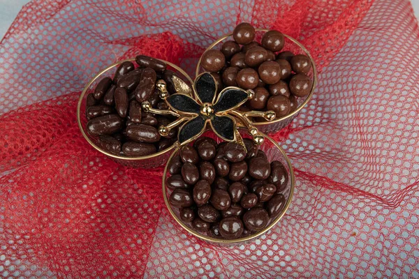 Chokladöverdragen Hasselnötsdrake Mörk Chokladtäckt Mandel Glasskål Chokladdrake Träbord — Stockfoto