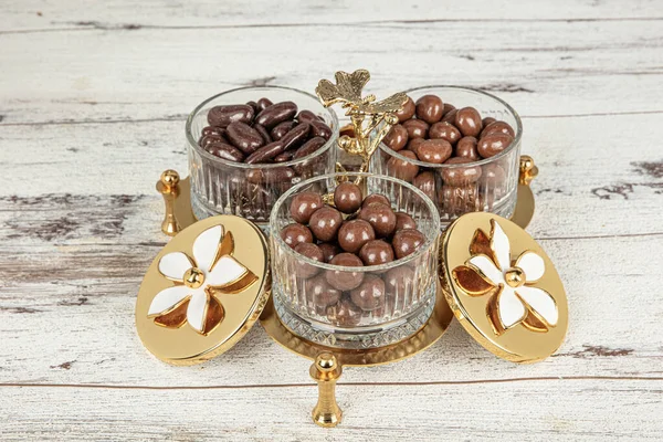 Secagem Avelã Revestida Chocolate Amêndoas Cobertas Chocolate Escuro Uma Tigela — Fotografia de Stock
