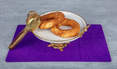 Susamlı simit, Türkiye 'nin geleneksel pastasıdır. Geleneksel simit ya da porselen tabakta susamlı simit, Türk kahvaltısı keki kavramı..