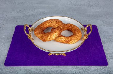 Susamlı simit, Türkiye 'nin geleneksel pastasıdır. Geleneksel simit ya da porselen tabakta susamlı simit, Türk kahvaltısı keki kavramı..
