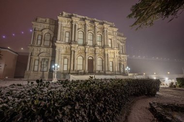 Beylerbeyi Sarayı (Türkçe: Beylerbeyi Saray), İstanbul 'un Beylerbeyi Mahallesi' nde yer alan Beylerbeyi Mahallesi 'nde yer alır. Beylerbeyi sarayından kış manzarası.