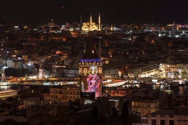 İstanbul, Türkiye 'deki Galata Kulesi. Altın saat havası ve güzel güneş ışığı manzarası. İstanbul Süleyman Camii ve Galata Kulesi 'nde kar ve kış mevsimi manzarası.