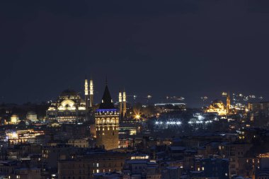 İstanbul, Türkiye 'deki Galata Kulesi. Altın saat havası ve güzel güneş ışığı manzarası. İstanbul Süleyman Camii ve Galata Kulesi 'nde kar ve kış mevsimi manzarası.