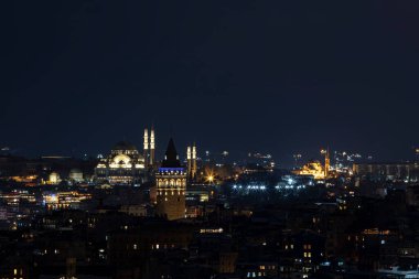 İstanbul, Türkiye 'deki Galata Kulesi. Altın saat havası ve güzel güneş ışığı manzarası. İstanbul Süleyman Camii ve Galata Kulesi 'nde kar ve kış mevsimi manzarası.