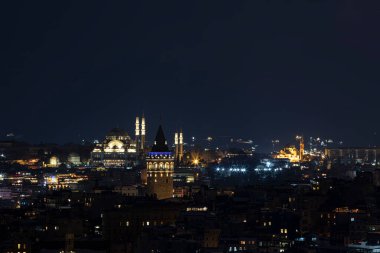 İstanbul, Türkiye 'deki Galata Kulesi. Altın saat havası ve güzel güneş ışığı manzarası. İstanbul Süleyman Camii ve Galata Kulesi 'nde kar ve kış mevsimi manzarası.